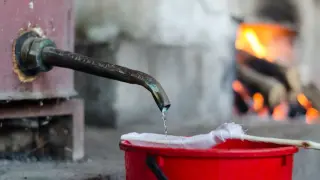 Скандалът с домашната ракия разбуни България, стигна до Франс прес