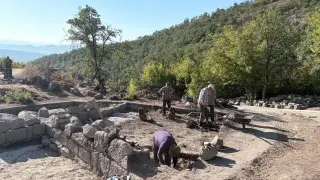 Откриха антични статуи и свещена зона, сравнима с римската Area Sacra на Перперикон