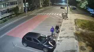 Грозни сцени в Ямбол: Младежи драскаха спирка, ограда и частни домове