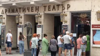 Билет срещу кръводаряване: Необичайна инициатива събра хората в театъра в Пловдив