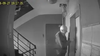 Мъж обикаля врати в "Хиподрума" и пробва ключове: Крадец или възрастен човек в беда?