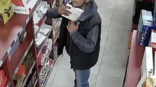 Мъж напъха дузина кутии с бонбони в пазвата си