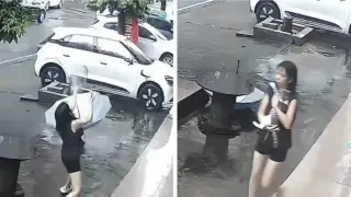 Момиче спаси падаща котка с чадър
