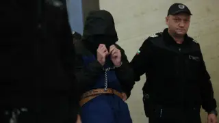 Скри лицето си - обмисля ли бягство от затвора прокурорският син Васил Михайлов Снимки
