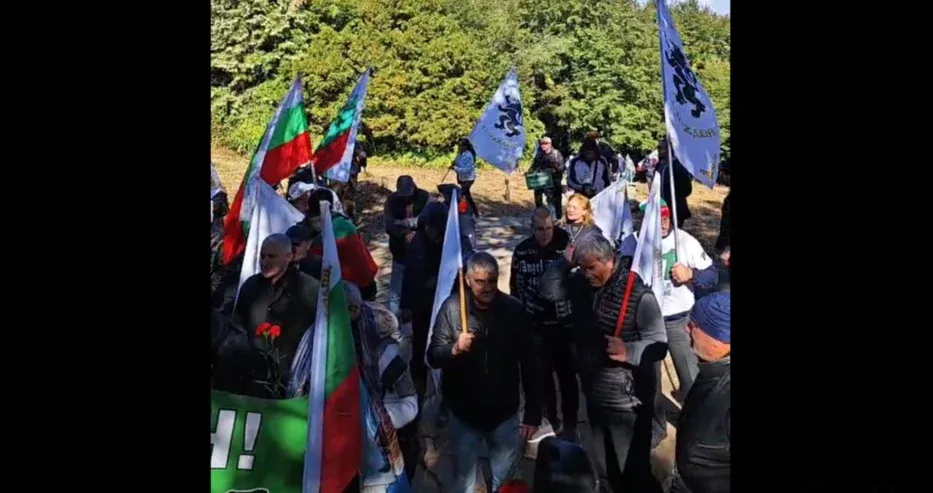 "Възраждане" блокираха прохода Шипка
