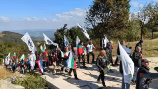 Протест на “Възраждане” на Шипка:  Това тук не е реставрация
