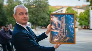 Костадин Костадинов получи гоблен с Паметника на свободата