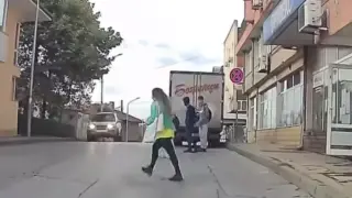 Шофьор се ядоса на дама: Не пресичайте като овце!