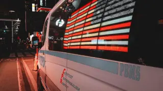 Мъж позира с цигара в линейка, докато медици оказват помощ на пациент