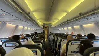 Екшън на борда: Пътник ухапа стюардеса и пътничка, арестуваха го след кацането