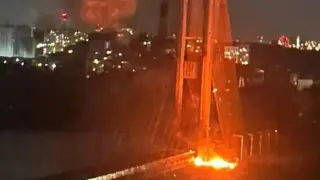 Трети удар за денонощие по стратегически обект в Киев: нов пожар избухна на Южния мост