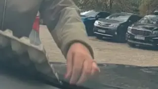 Спор за паркомясто в София: Жена остави кора за яйца върху кола в „Младост 4“