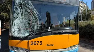 Велосипедист се заби в тролей в София и си тръгна, а на водачът му призля