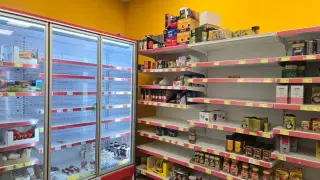 Празни щандове и опашки: Първият T MARKET в Бургас е почти разграбен преди затварянето
