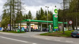 Полша сваля цените на горивата със златна отстъпка