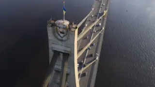 Тежка руска атака: Хаос след удара по Северният мост в Киев, има ранени