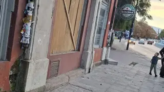 Парче от фасада падна на сантиметри от пешеходци в Пазарджик