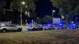 Пожар евакуира жители на голям блок