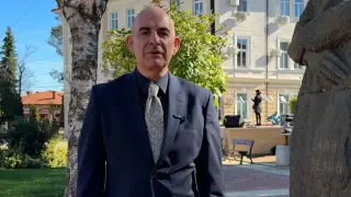 Петър Волгин посети град Елин Пелин и поднесе цветя на паметника на българския писател