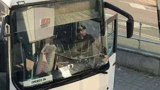 Автобус заседна на метри от жилищна сграда