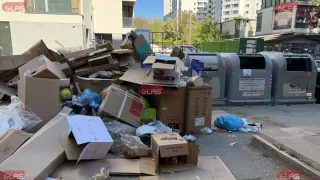 Боклуци затрупаха тротоар пред блок столичния "Студентски град"