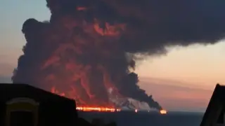 Огромен пожар гори в морето край Сочи