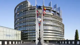 Изложиха гола статуя на Тръмп в Европейския парламент в Страсбург