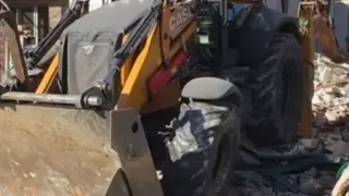 Багери влязоха в Столипиново - бутат постройки, използвани за наркодепа
