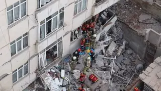Рухнаха три етажа на 7-етажна сграда в Истанбул: Трима са в неизвестност