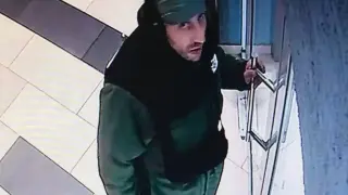 Мъж с шапка разби вход, отмъкна колела