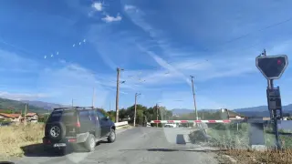 Безумие в Златица: Джип мина на спусната бариера секунди преди влака