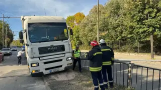 Тир събори стълб на бул. „Васил Левски“ в Хасково Снимки