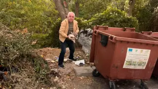 Жестокост - хванаха мъж да изхвърля малки кученца в контейнер във Враца