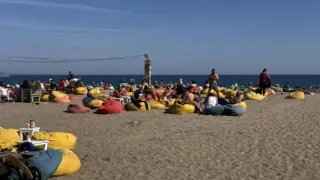 Плажът в Бургас се пръска от хора насред октомври