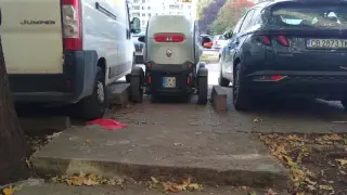 Малка кола показа голяма наглост при паркиране в София