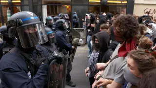 Брутално насилие: Ученическите протести могат да изместят Франция в политическата карта на Европа
