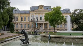 Строеж на басейн до вековна къща в Русе предизвика скандал: Собственичката твърди, че домът ѝ се напуква