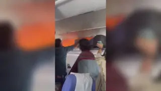 Паника заради външна батерия в самолет със 180 пътници: Пилотите прекъснаха полета и кацнаха извънредно Кадри