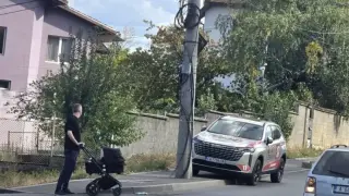Партиен автомобил на Радостин Василев блокира тротоар в София