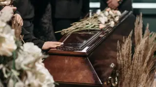 15-годишно момиче се събуди и изправи в ковчега си преди погребението
