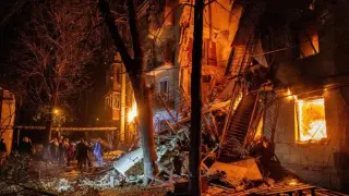 Руснаците обстреляха многоетажна сграда в Харков, срути се целият вход