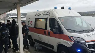 Гъмжи от полиция и линейки на Морска гара Варна, бинтована глава на един от пострадалите моряци от атакувания с дрон кораб Обновена