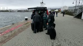 Шестима моряци от ударения с дрон кораб „Челси“ бяха отведени с полицейски бус