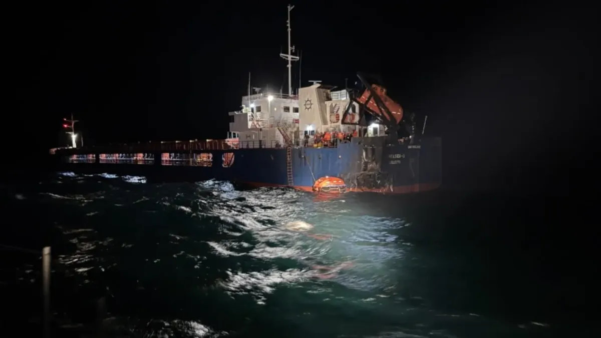 Кадри от драматичното спасяване на моряците от ударения с дронове кораб край Варна Обновена