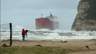 Поразен от Украйна танкер заседна в Черно море