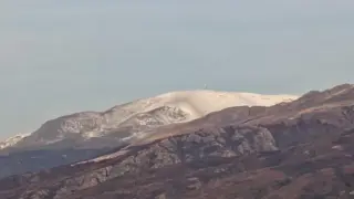 Сняг заваля и на връх Ботев, побеляха пет планини у нас Снимки
