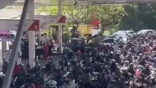 Километрични опашки за гориво на Бали, туристи чакат с часове