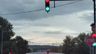 Повреден светофар в Разград показва червено и зелено едновременно, предупреждават за опасност
