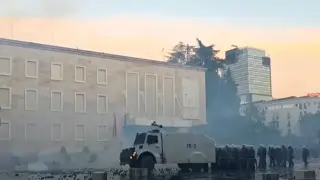 Кървави сблъсъци в Тирана: 29 ранени и 35 задържани при студентски протести Кадри
