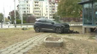 Първи снимки от инцидента, при който кола се заби в блок в София